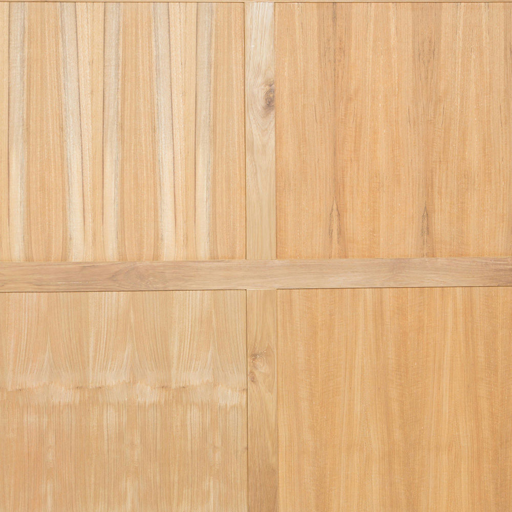 Primer plano de un piso de parquet con acabado marrón claro y patrón de cuadrícula, resaltando la rica veta y textura de Vitrina en Madera de Teca y Cristal Consul.