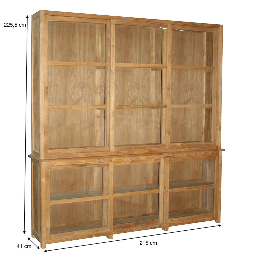 La Vitrina en Madera de Teca y Cristal Imam cuenta con un elegante diseño con tres puertas de cristal superiores y tres estantes inferiores. Con 225,5 cm de alto, 215 cm de ancho y 41 cm de profundidad, es perfecta para cualquier colección de decoración de interiores.