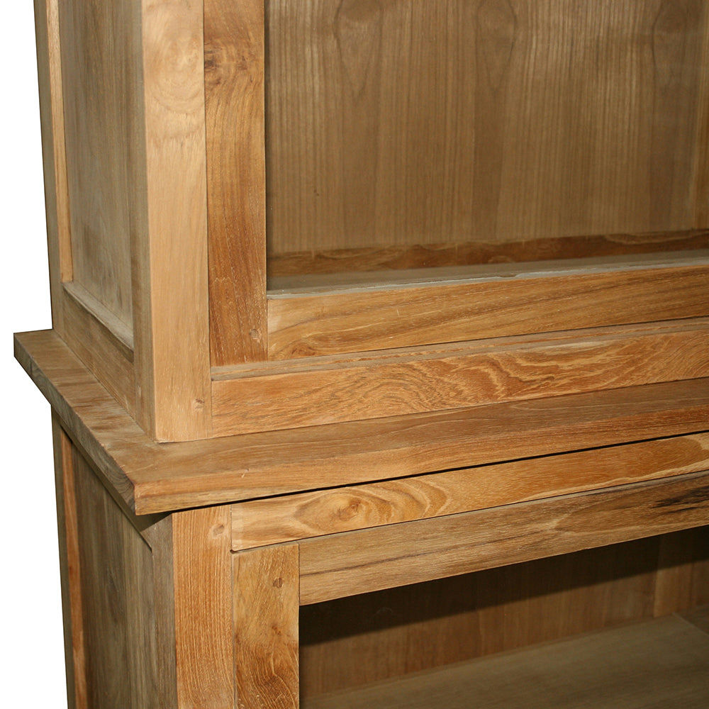 Primer plano de la Vitrina en Madera de Teca y Cristal Imam, resaltando su veta y textura de madera natural, realzada por un elegante diseño de vitrina.