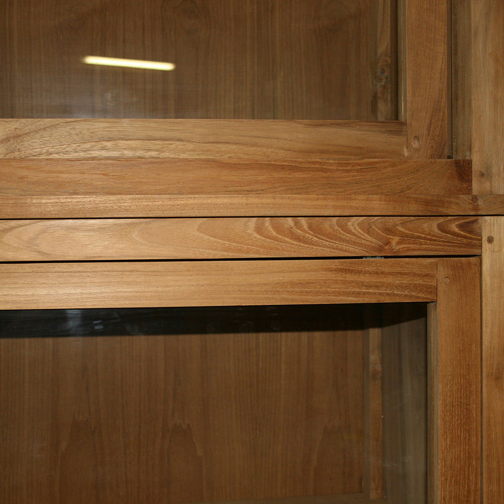 Primer plano de la Vitrina en Madera de Teca y Cristal Imam, con paneles de vidrio que resaltan su veta de madera natural y su diseño rústico simple.