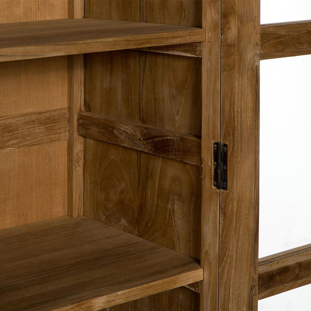 Primer plano de Vitrina en Madera de Teca y Cristal Rico en esquina, resaltando estantes y bisagra del lado derecho, encarnando elegancia y funcionalidad.