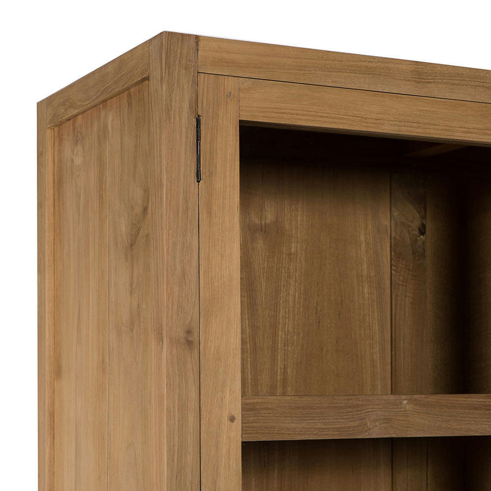 Primer plano de la Vitrina en Madera de Teca y Cristal Rico, que cuenta con dos entrepaños a la vista y un acabado liso, resaltando su diseño contemporáneo.