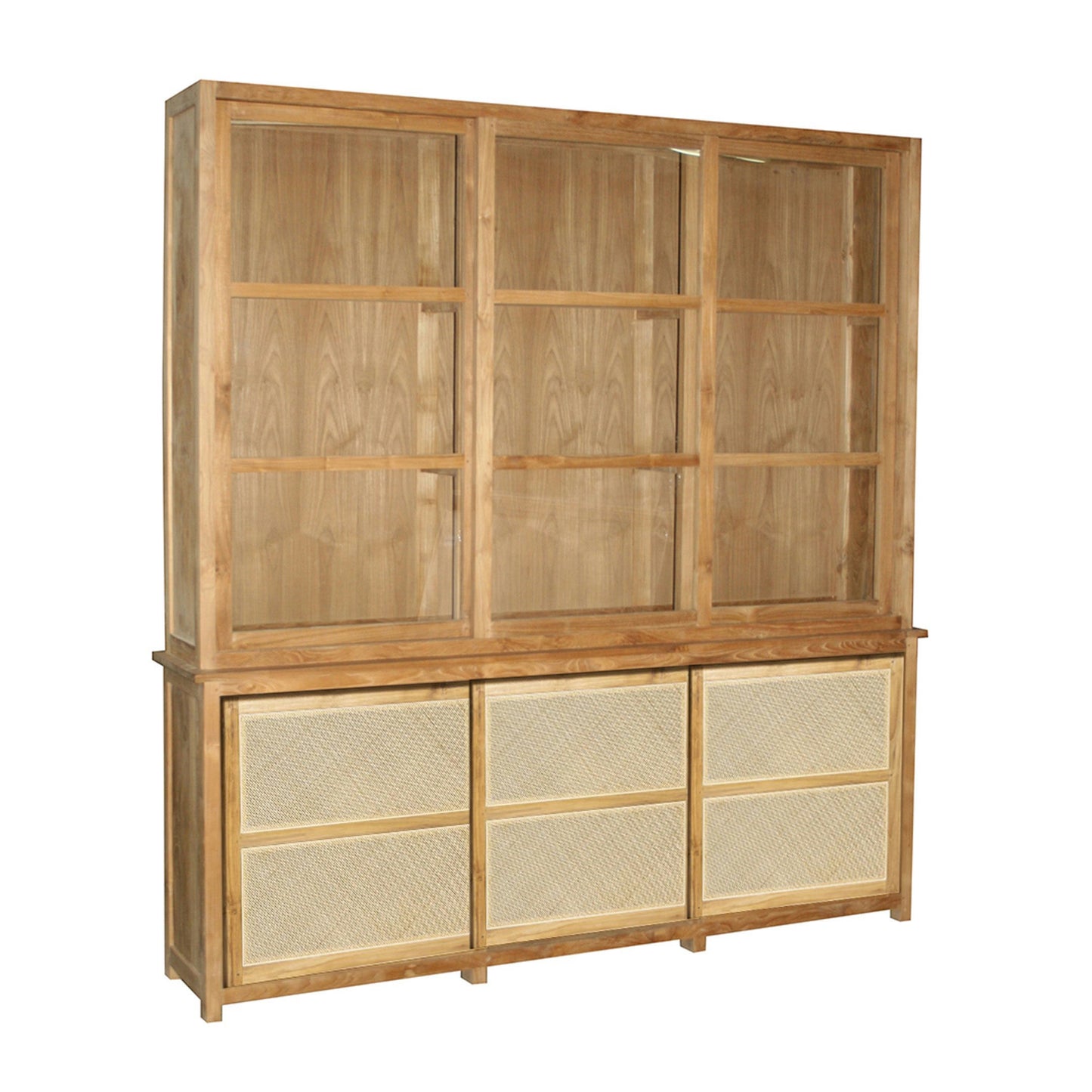 La Vitrina en Madera de Teca y Ratán Imam cuenta con tres puertas con paneles de vidrio y tres cajones con paneles de ratán, todos en un acabado natural que irradia diseño bohemio.