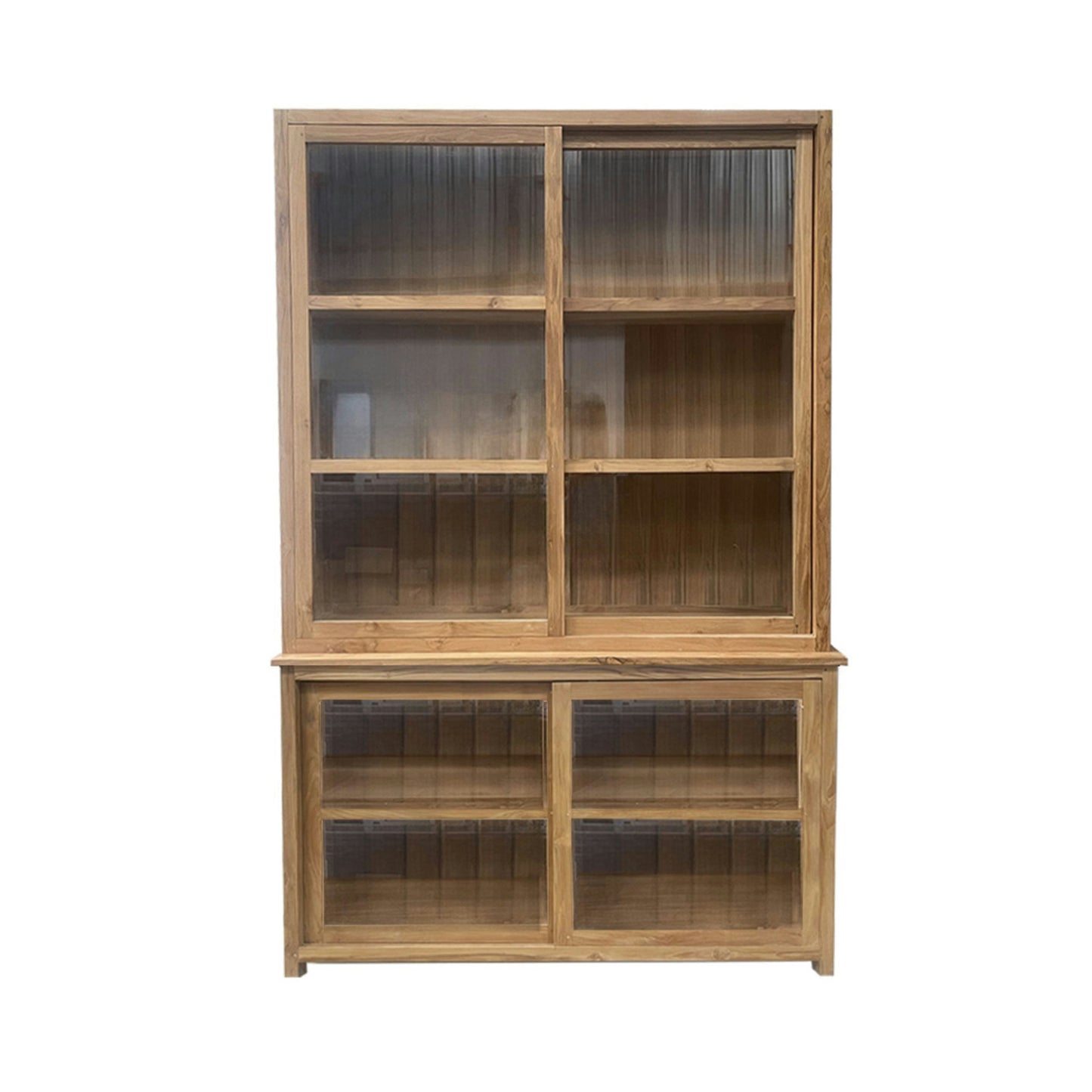 La Vitrina en Madera y Cristal Inam 150 es un mueble alto de madera con puertas de cristal, elaborado con exquisita madera de teca, que ofrece múltiples estantes que combinan a la perfección elegancia y funcionalidad en cualquier estilo de interiorismo.