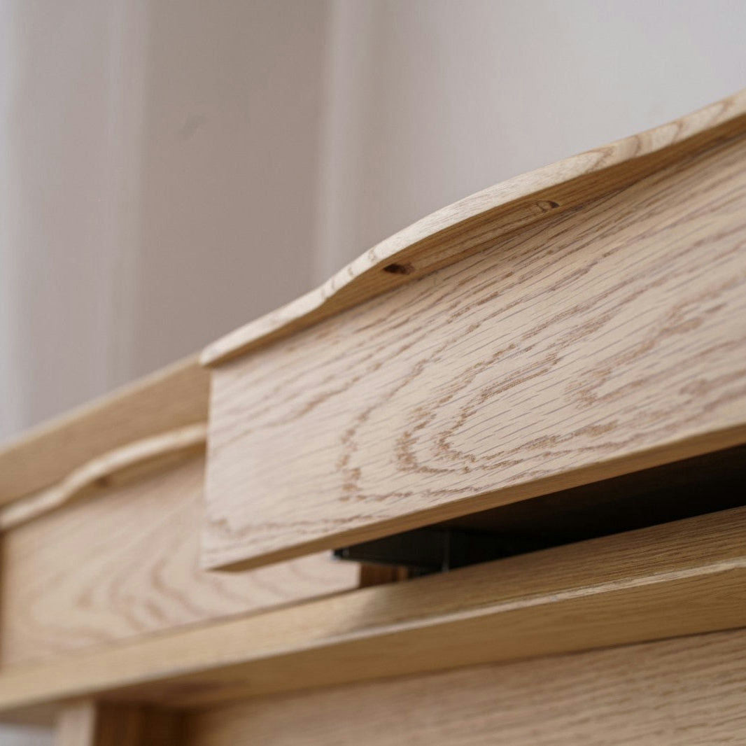 Primer plano de un cajón de madera clara ligeramente abierto, que muestra la veta natural del roble y el diseño escandinavo moderno, parte de la colección Consola en Roble Escandinava Bergen.