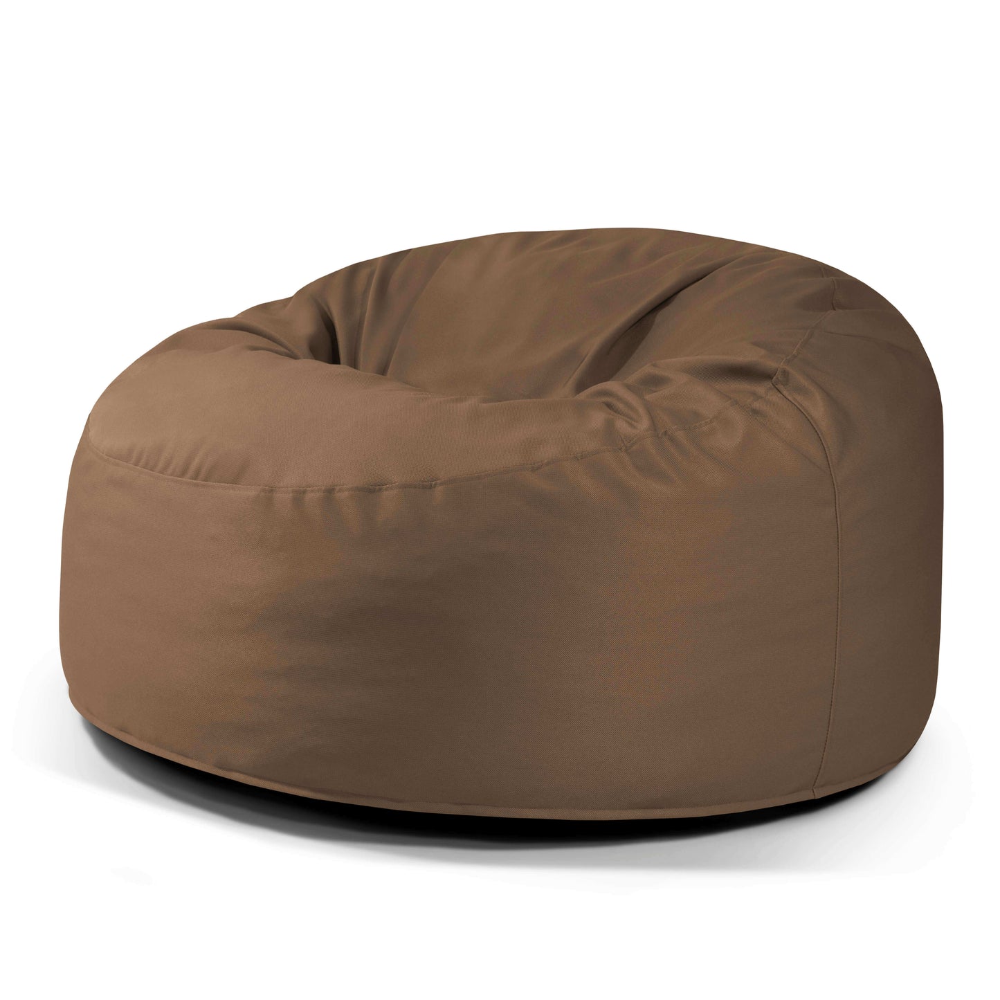 La Foam Bean Bag OM 110 Barcelona, una gran silla redonda de color marrón fabricada en tela lisa y rellena de copos de espuma de alta densidad, se muestra sobre un fondo blanco liso.