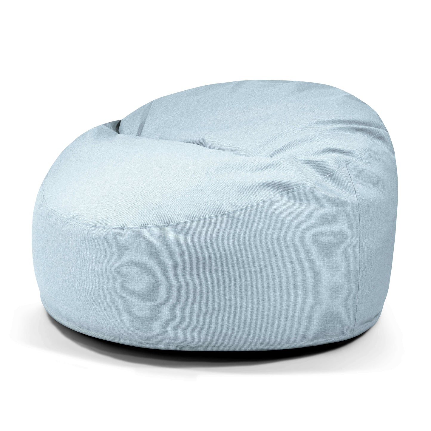 El Foam Bean bag OM 110 Riviera, diseñado para exteriores, es un sillón azul claro sobre fondo blanco, que ofrece un asiento cómodo para relajarse con estilo.