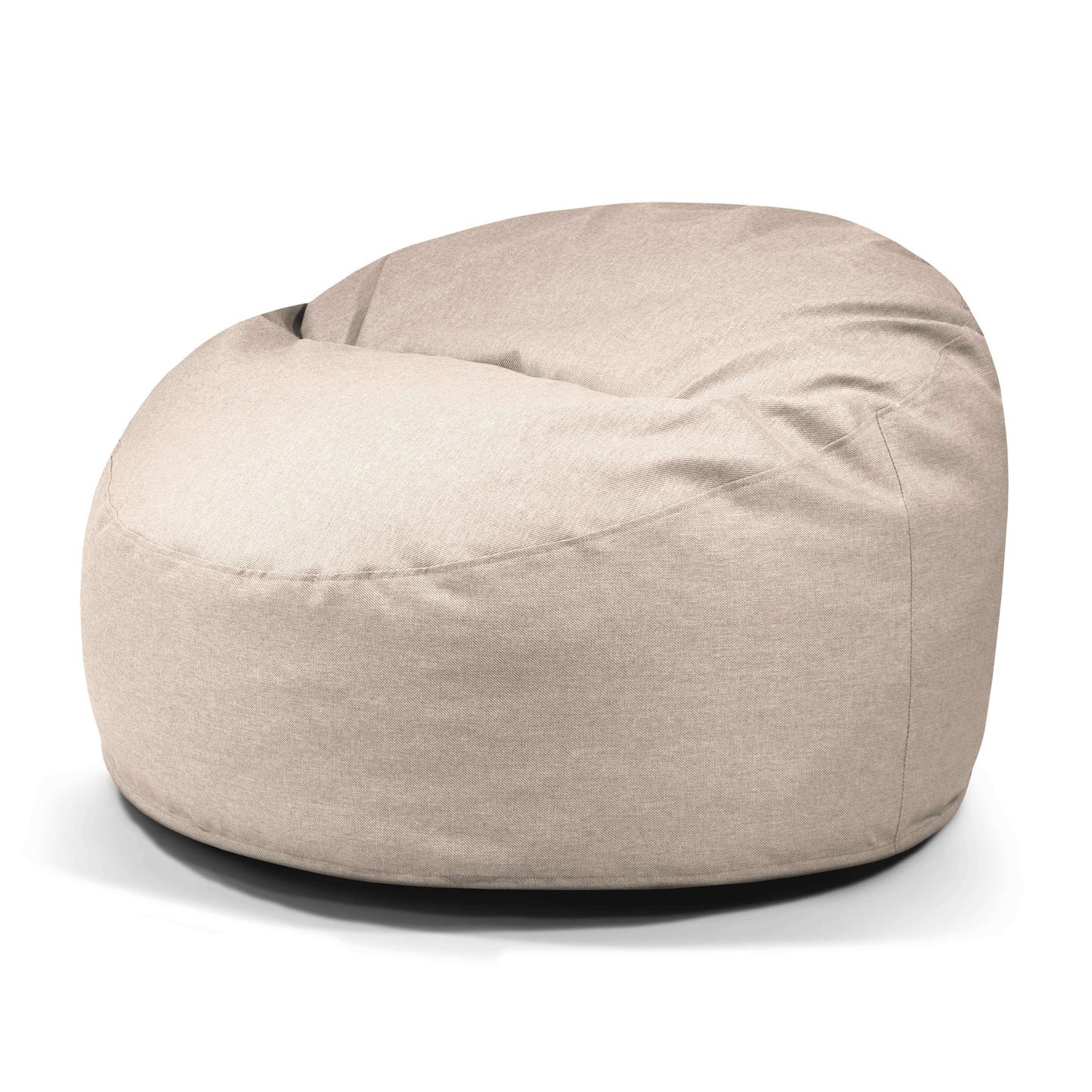 El Foam Bean bag OM 110 Riviera, diseñado para uso exterior, se caracteriza por su tejido beige, su forma redondeada con la parte superior ligeramente dentada y ofrece un asiento cómodo con su aspecto suave y desenfadado sobre un fondo blanco liso.