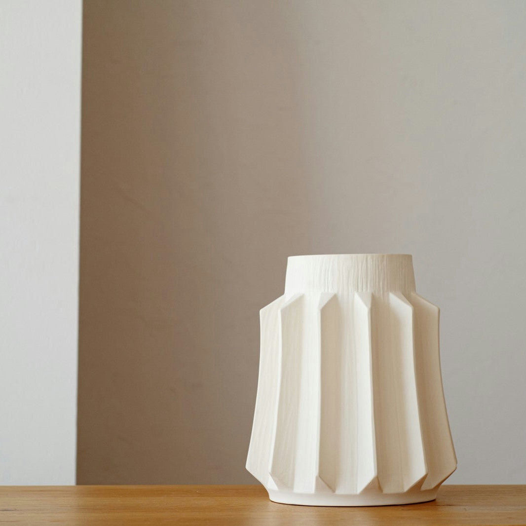 El jarrón blanco y geométrico