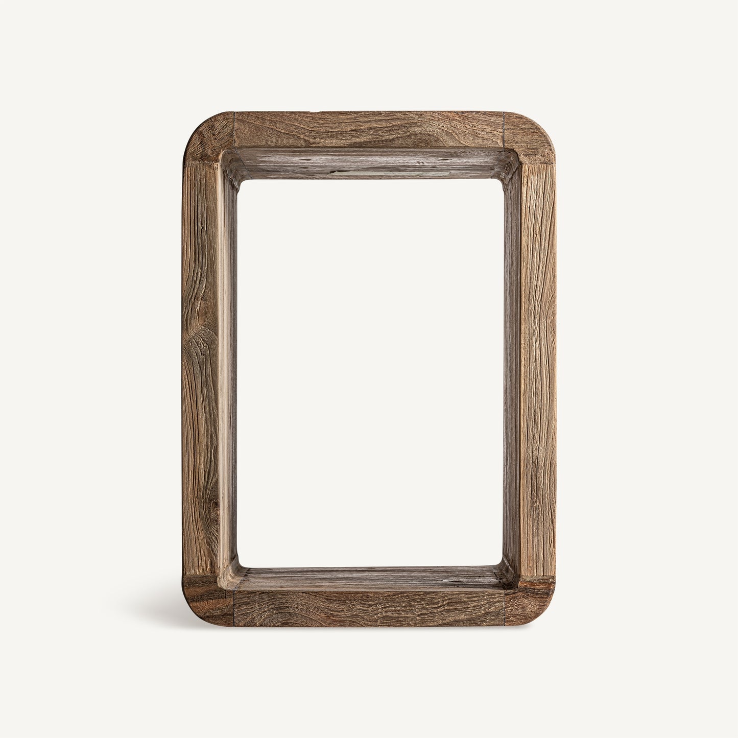 Mesa auxiliar de exterior de teca reciclada natural marrón, 36×36×50 cm (CORBA), diseñada para jardín o terraza, mostrada en posición vertical sobre un fondo blanco liso.