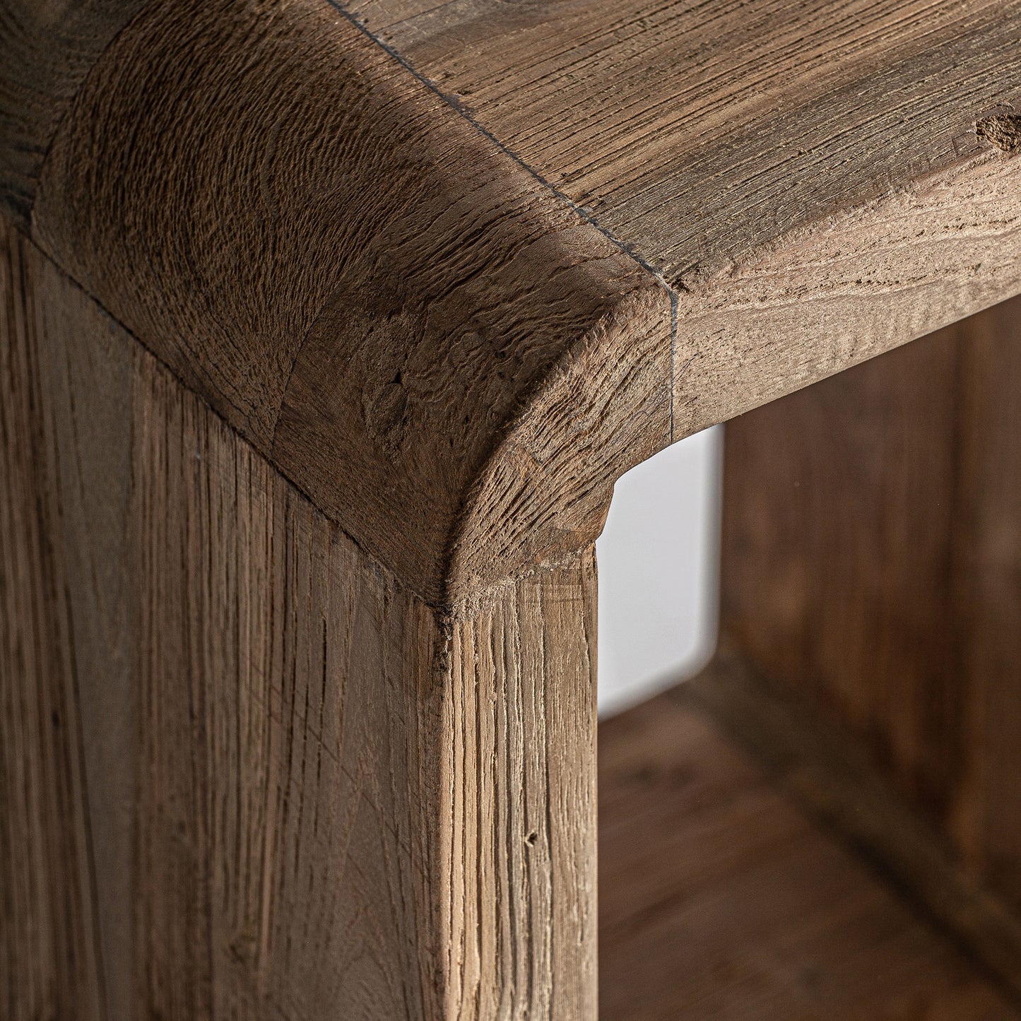 Detalle de la Mesa auxiliar de exterior teca reciclada marrón natural 36×36×50 cm CORBA, mostrando su textura rugosa y veteado visible, perfecta para jardín o terraza.