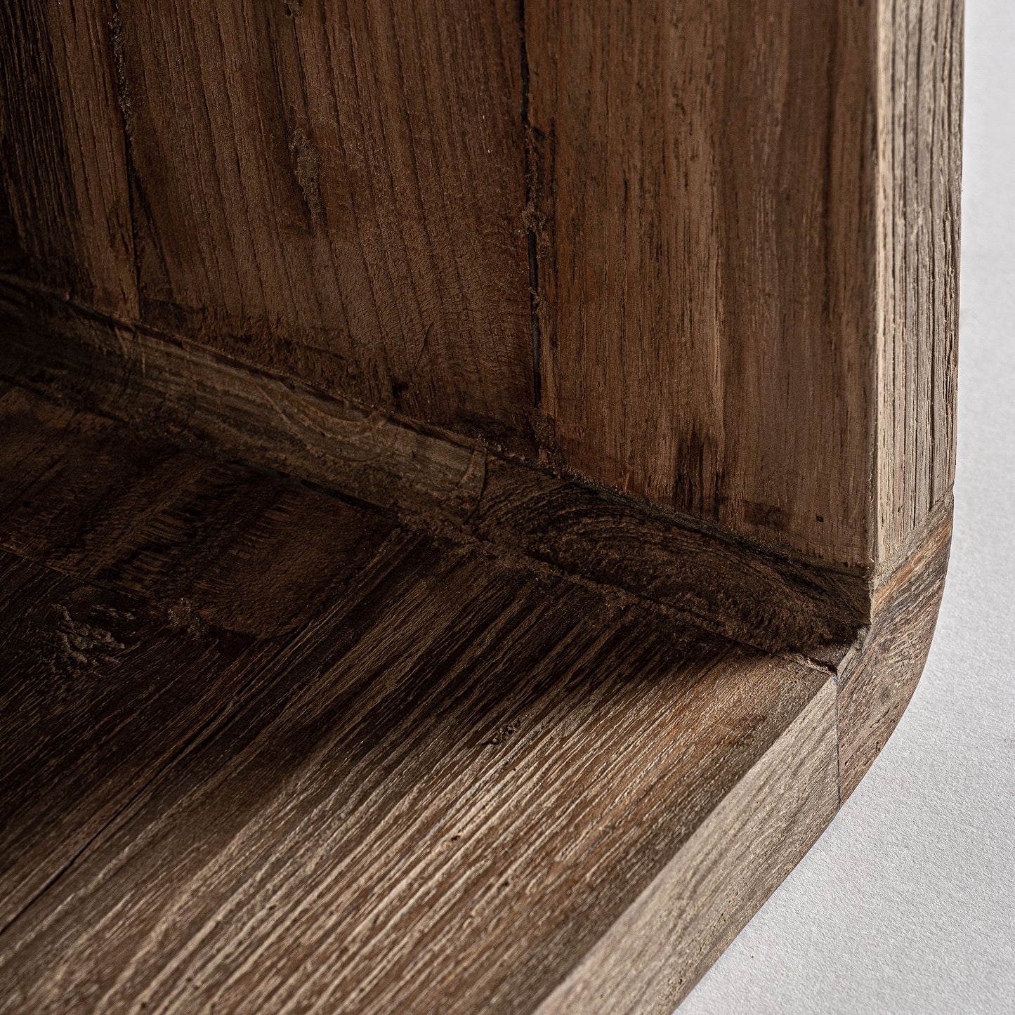 Detalle de la junta de esquina de la Mesa auxiliar de exterior teca reciclada marrón natural 36×36×50 cm CORBA, destacando su textura y veteado de teca reciclada, ideal para jardín o terraza sobre fondo claro.