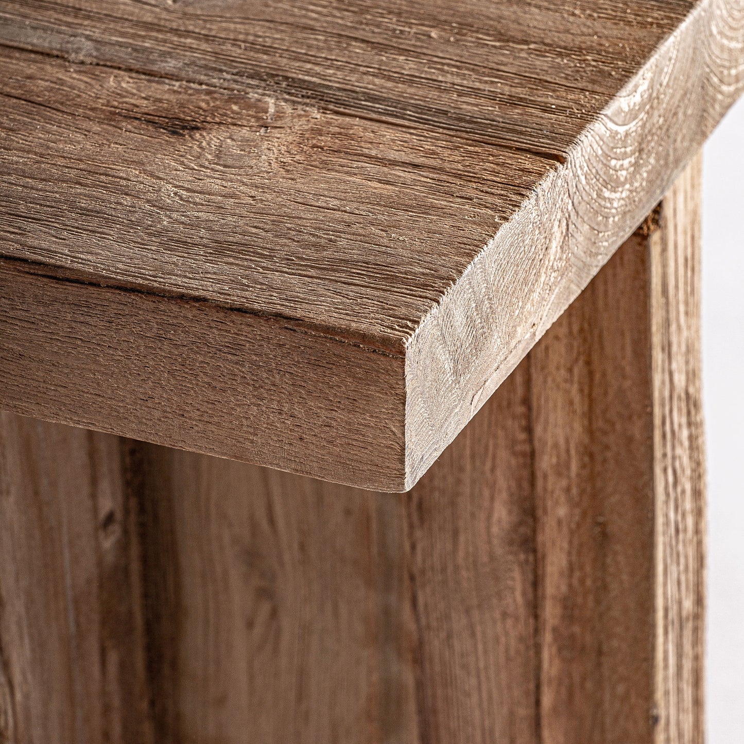 Detalle de la esquina de la Mesa auxiliar de exterior teca reciclada marrón natural 40×40×50 cm - PURE, destacando la textura de la madera marrón claro, ideal para jardín o terraza.