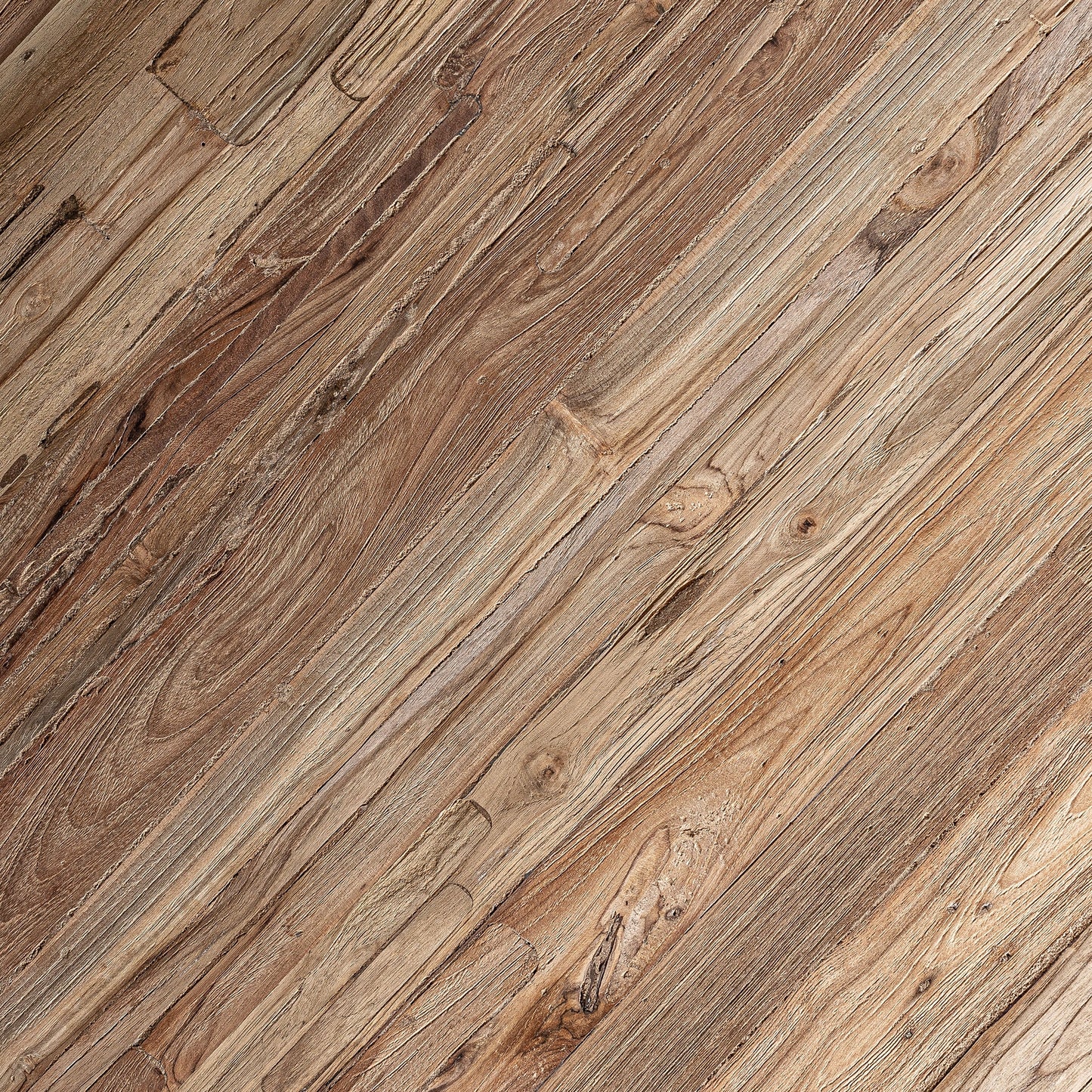 Primer plano de tablones de madera texturizados con vetas y nudos visibles, dispuestos en diagonal en tonos marrones, que evocan el aspecto de la Mesa auxiliar de exterior teca reciclada marrón natural 40×40×50 cm - PURE para jardín o terraza.
