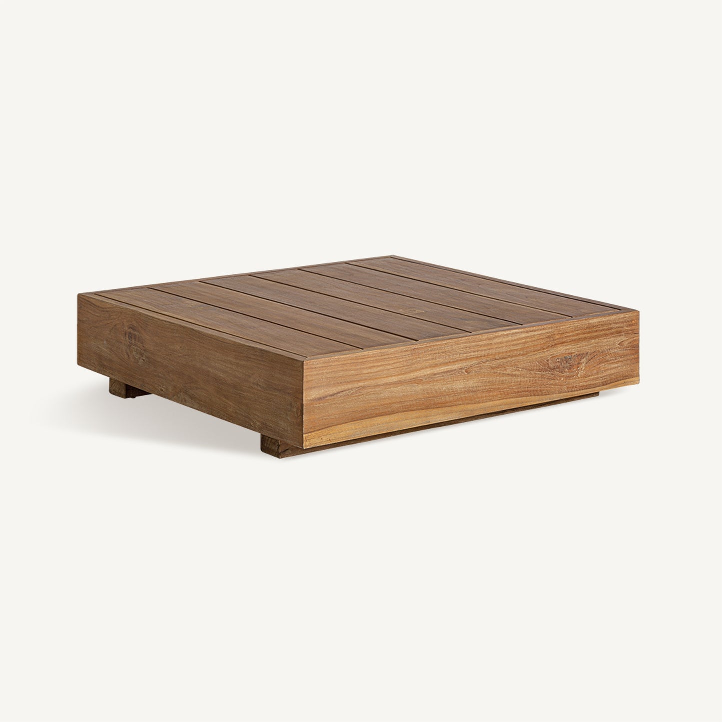 Mesa de centro de exterior TRENA, teca reciclada marrón natural, 80×80×25 cm, con tapa de lamas y patas tipo bloque, ideal para jardín o terraza. Presentada sobre fondo blanco.