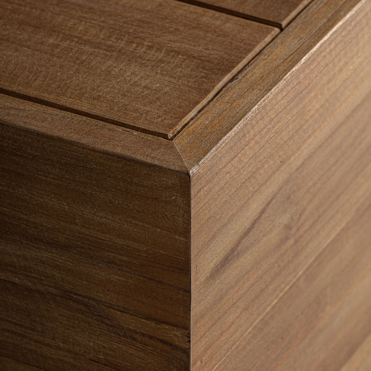 Primer plano de la esquina de la Mesa de centro de exterior teca reciclada marrón natural 80×80×25 cm TRENA, con un acabado liso y veteado visible, ideal como mobiliario de exterior duradero para jardín o terraza.