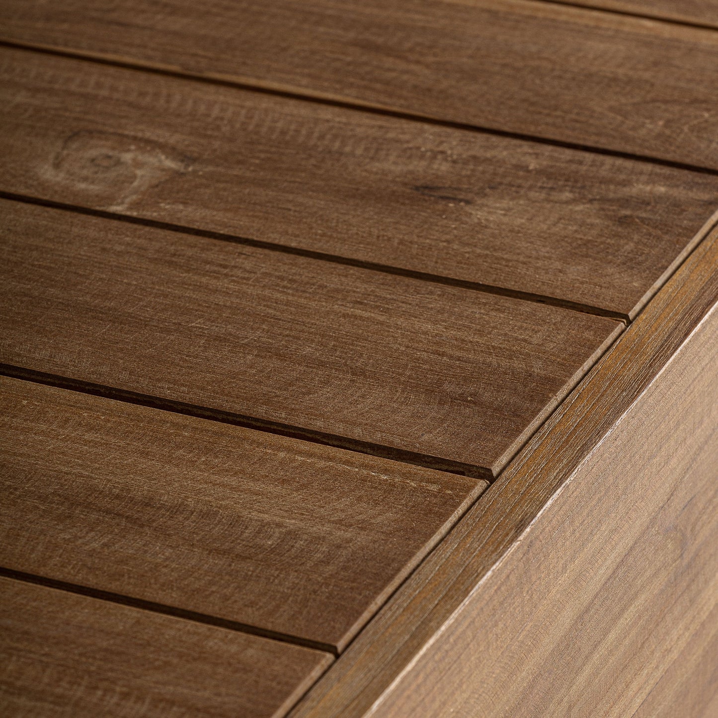 Primer plano de la Mesa de centro de exterior teca reciclada marrón natural 80×80×25 cm- acabado liso, natural y tablones uniformemente espaciados, ideal para jardín o terraza como mobiliario exterior o una elegante mesa de centro exterior de TRENA.