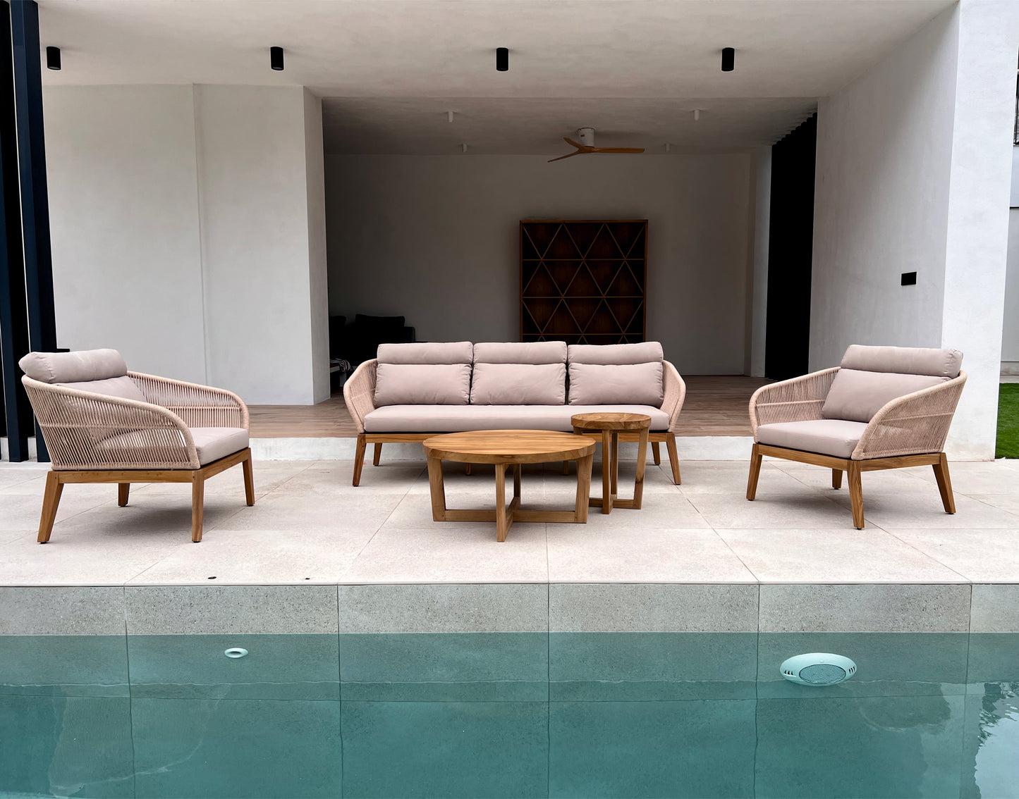 Relájese junto a la piscina en la Silla de exterior de teca y cuerda sintética beige 62 × 62 × 81 cm - natural - NATURE, que añade elegante mobiliario de jardín y comodidad a su espacio exterior.