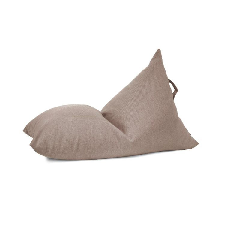 El Bean bag puff infantil de tela antimanchas 75×110×65 cm RAZZY RIVIERA, un asiento triangular marrón con diseño ergonómico y asa superior de tela, se muestra sobre un fondo blanco.