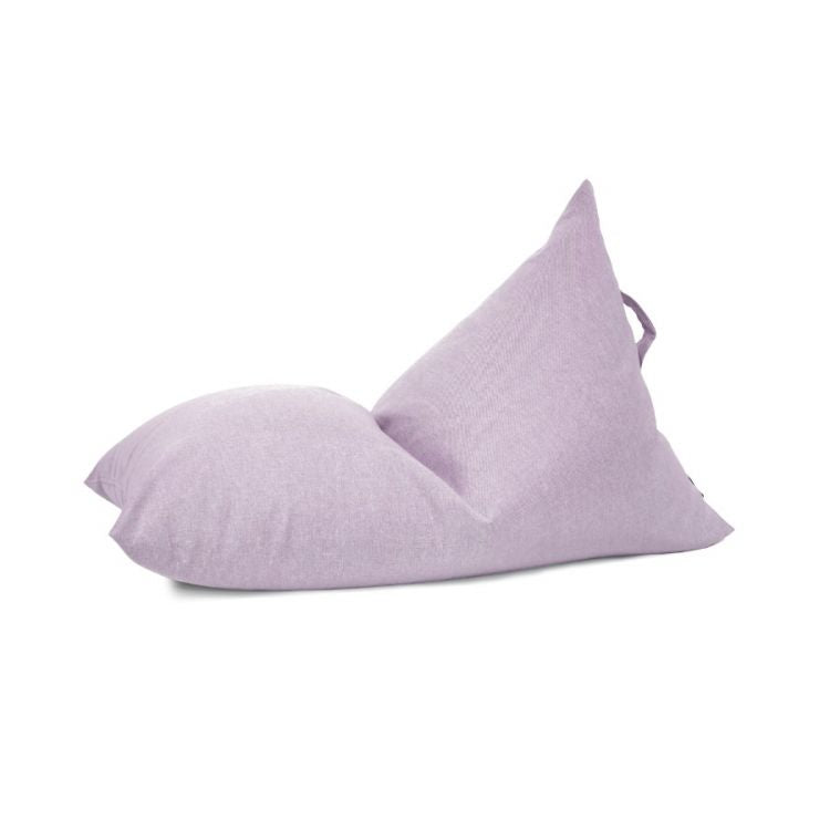 Bean bag puff infantil de tela antimanchas 75×110×65 cm -moderno- exterior- RAZZY RIVIERA de color morado claro, triangular, con asa trasera, diseñado como asiento ergonómico infantil, sobre fondo blanco liso.
