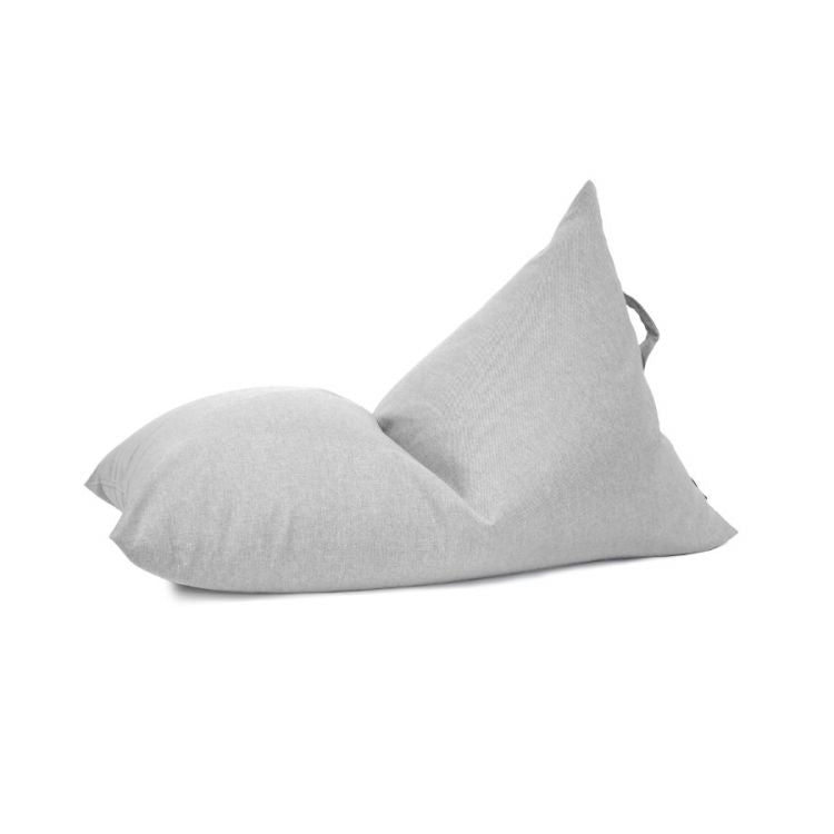 El Bean bag puff infantil de tela antimanchas 75×110×65 cm RAZZY RIVIERA cuenta con un exterior gris claro, respaldo triangular y asa superior, ofreciendo un asiento ergonómico para los niños. Ideal para espacios modernos y fácil de limpiar. Sobre fondo blanco.