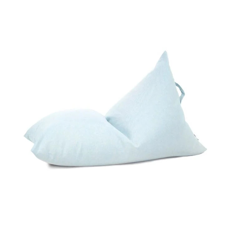 Azul claro Bean bag puff infantil de tela antimanchas 75×110×65 cm RAZZY RIVIERA, moderna forma triangular con asa trasera, diseñado para uso en exteriores; se muestra sobre fondo blanco.