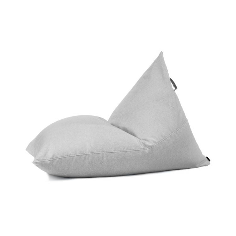 Un gran puf ergonómico RAZZMATAZZ RIVIERA gris claro (155×120×95 cm) de moderno tejido hidrófugo y antimanchas con forma triangular y asa en la parte posterior, mostrado de lado sobre fondo blanco.