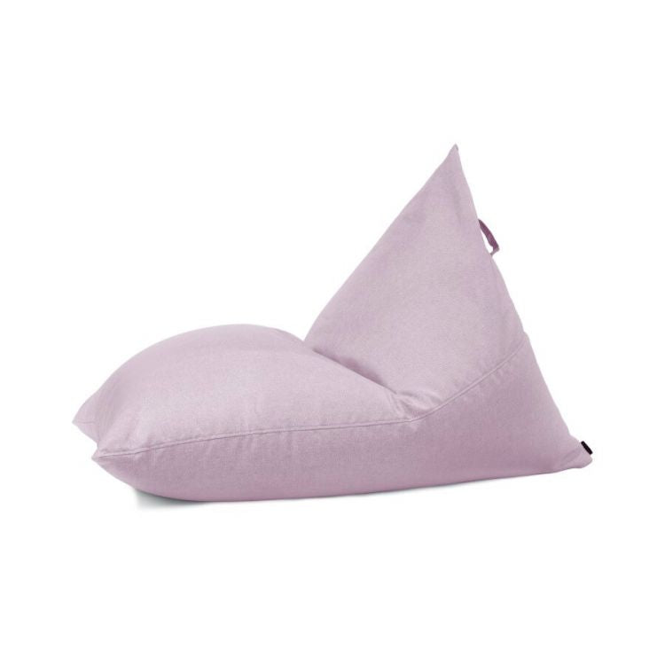 El RAZZMATAZZ RIVIERA es un moderno puff bean bag triangular de color morado claro (155×120×95 cm) con funda de tela repelente al agua y las manchas, perfecto para disfrutar de comodidad y estilo al aire libre.