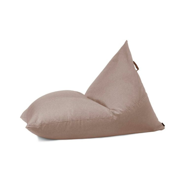 Un puff grande y moderno de RAZZMATAZZ RIVIERA (155×120×95 cm) en marrón claro, forma triangular con un asa superior, hecho de tela repelente al agua y a las manchas para uso en exteriores, mostrado de lado contra un fondo blanco.