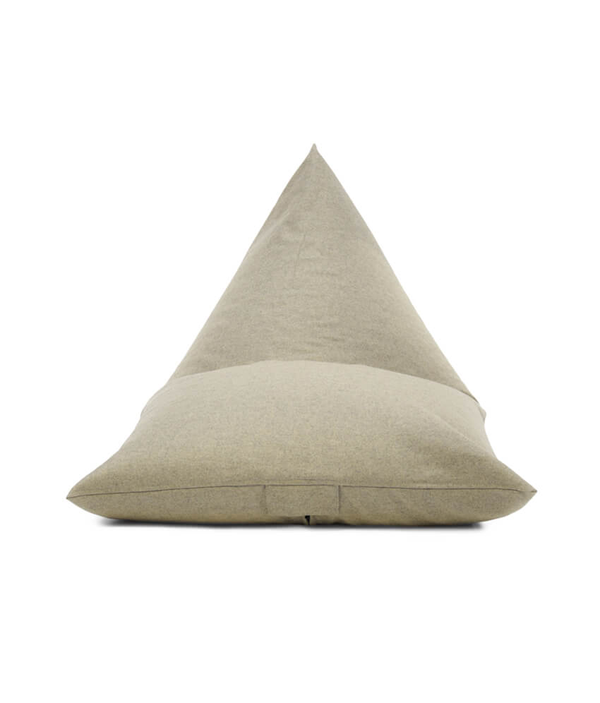 El puff infantil Bean bag de tela antimanchas 75×110×65 cm -moderno- exterior- RAZZY RIVIERA se muestra sobre un fondo blanco, ofreciendo un asiento ergonómico y una comodidad versátil para las salas de juegos o dormitorios infantiles.