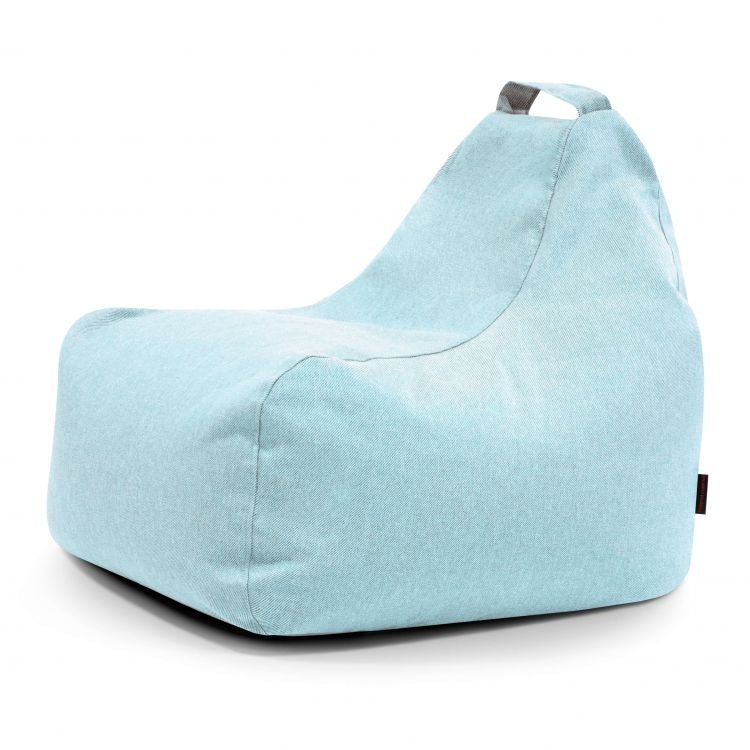 El Bean Bag Game Riviera - uso exterior es un puff infantil bean bag de color azul claro con respaldo alto y asa superior, ideal como mobiliario infantil. Se muestra sobre fondo blanco.