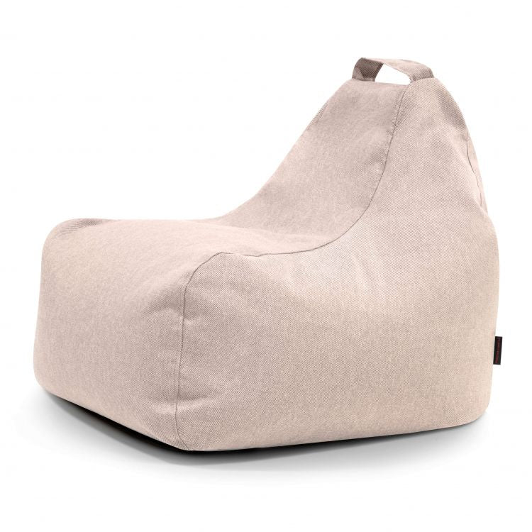 El Bean Bag Game Riviera - uso exterior es un puff infantil de tela beige con respaldo y asa superior, que se muestra sobre un fondo blanco, ideal para aportar un acogedor mobiliario infantil a cualquier espacio infantil, tanto interior como exterior.