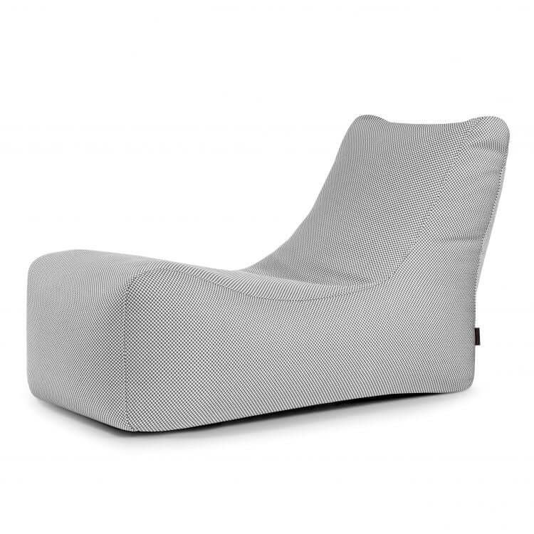 Una moderna tumbona de tela gris texturizada, inspirada en el Bean bag Lounge Capri - uso exterior y confeccionada en tela OEKO-TEX, presenta un perfil curvo bajo sin patas visibles, sobre un fondo blanco.