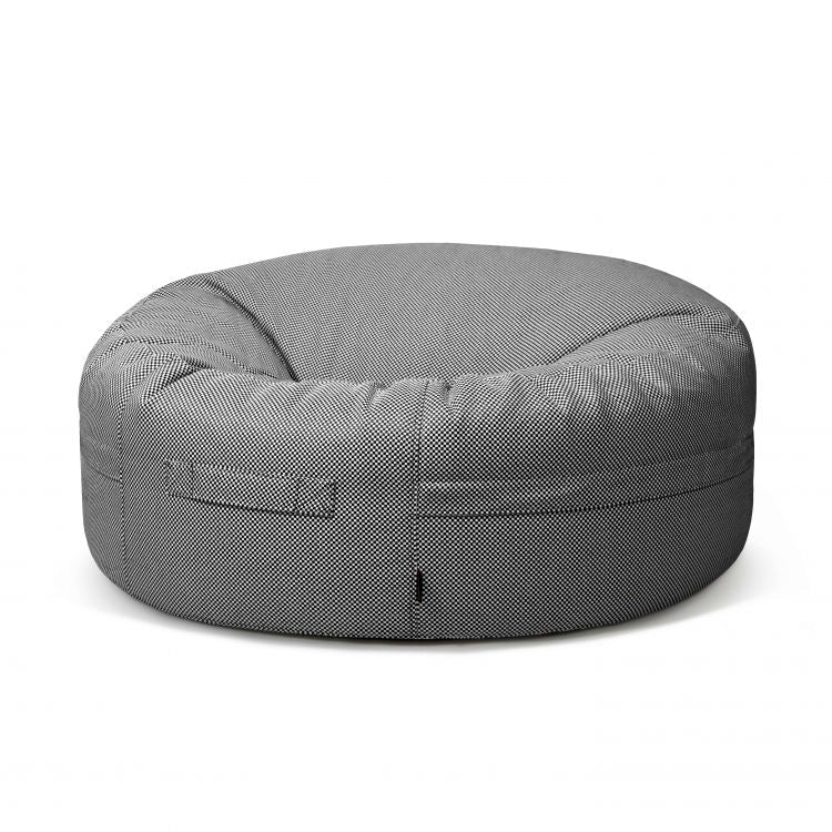 Puff gigante redondo de tejido repelente al agua 135×135×50 cm - ROLL 135 CAPRI, con superficie texturizada y asiento acolchado, mostrado de frente sobre fondo blanco.