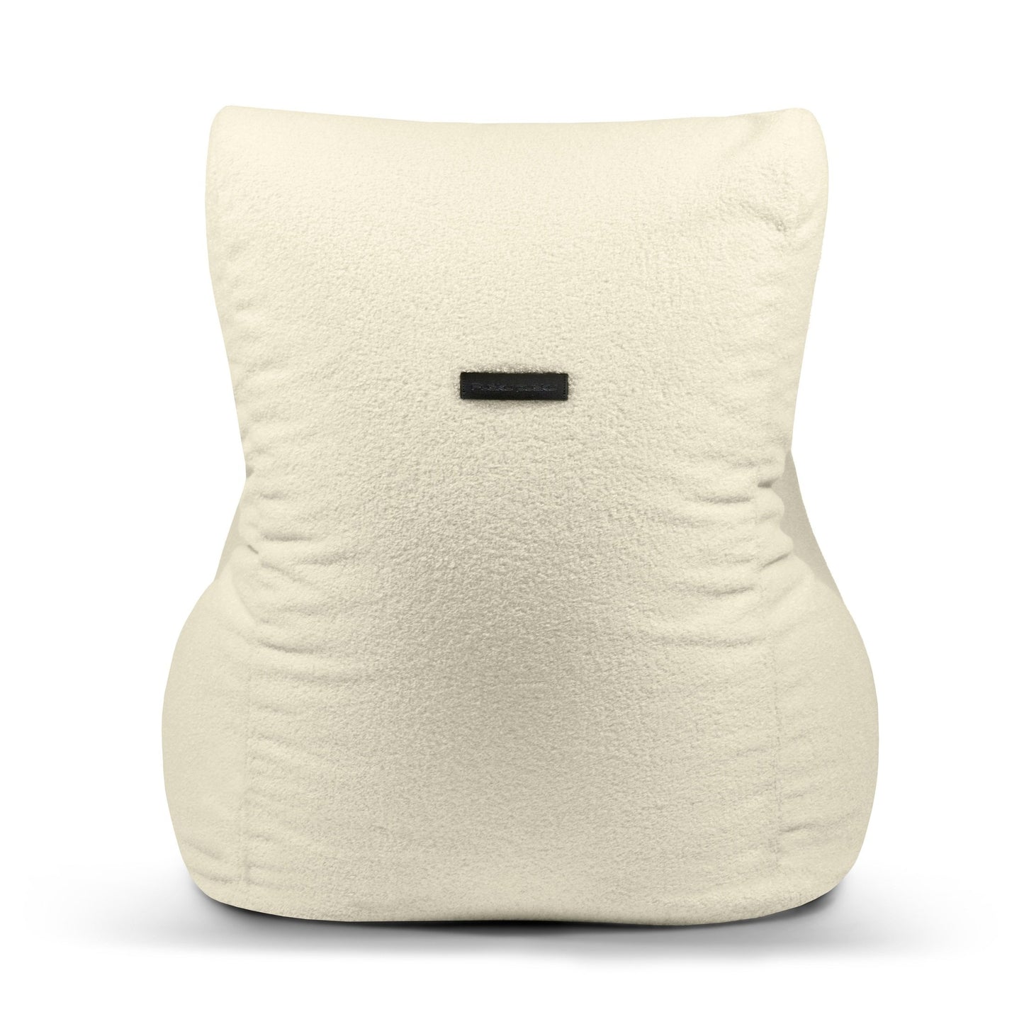 El Bean bag Seat Teddy es un asiento de felpa de color crema con una etiqueta rectangular negra en la parte delantera, que recuerda a un bean bag y se muestra sobre un fondo blanco.