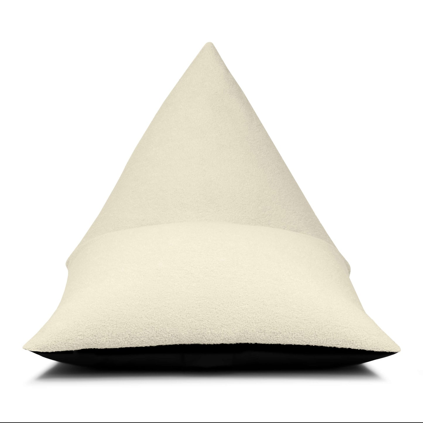 El Bean bag puff infantil de tela borreguito 75×110×65 cm RAZZY TEDDY es un gran sillón triangular de color crema, moderno y con superficie texturizada, perfecto para un confort con estilo en el dormitorio, mostrado sobre fondo blanco.