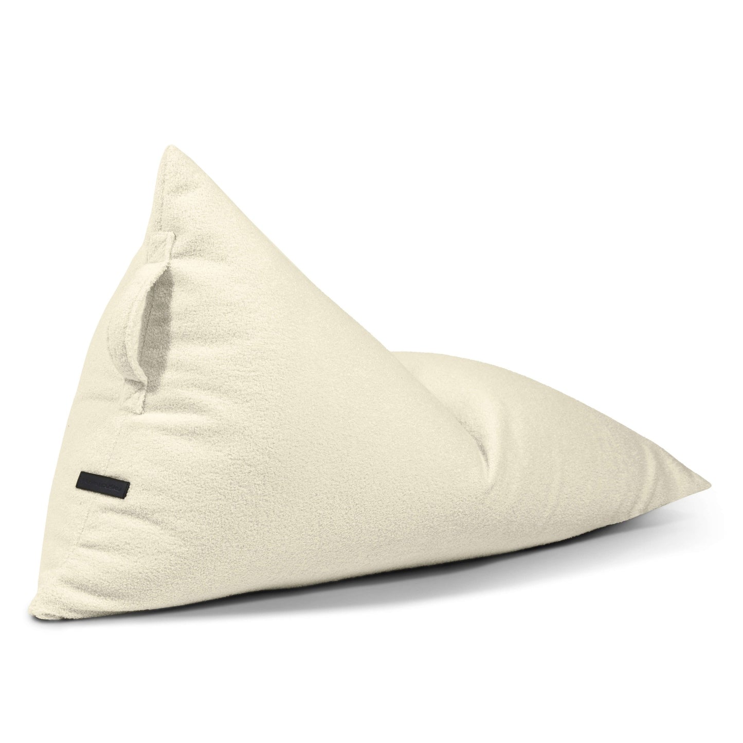 El Bean bag puff infantil de tela borreguito 75×110×65 cm de RAZZY TEDDY es un sillón triangular beige, texturizado y moderno con una etiqueta negra lateral, perfecto para habitaciones infantiles y para cualquier fan de Razzy Teddy que busque comodidad ergonómica.