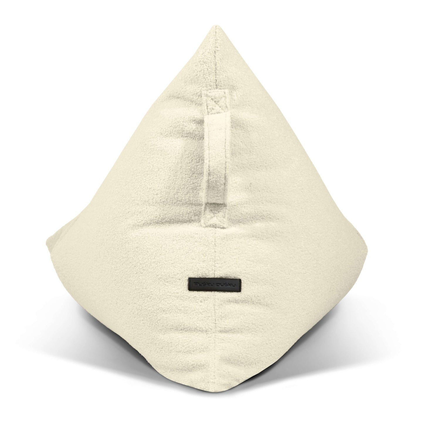 Bean bag puff infantil de tela borreguito 75×110×65 cm RAZZY TEDDY de color beige y forma piramidal, con asa de lazo y pequeña etiqueta negra en la parte delantera, sobre fondo blanco, perfecto para dormitorios infantiles modernos.