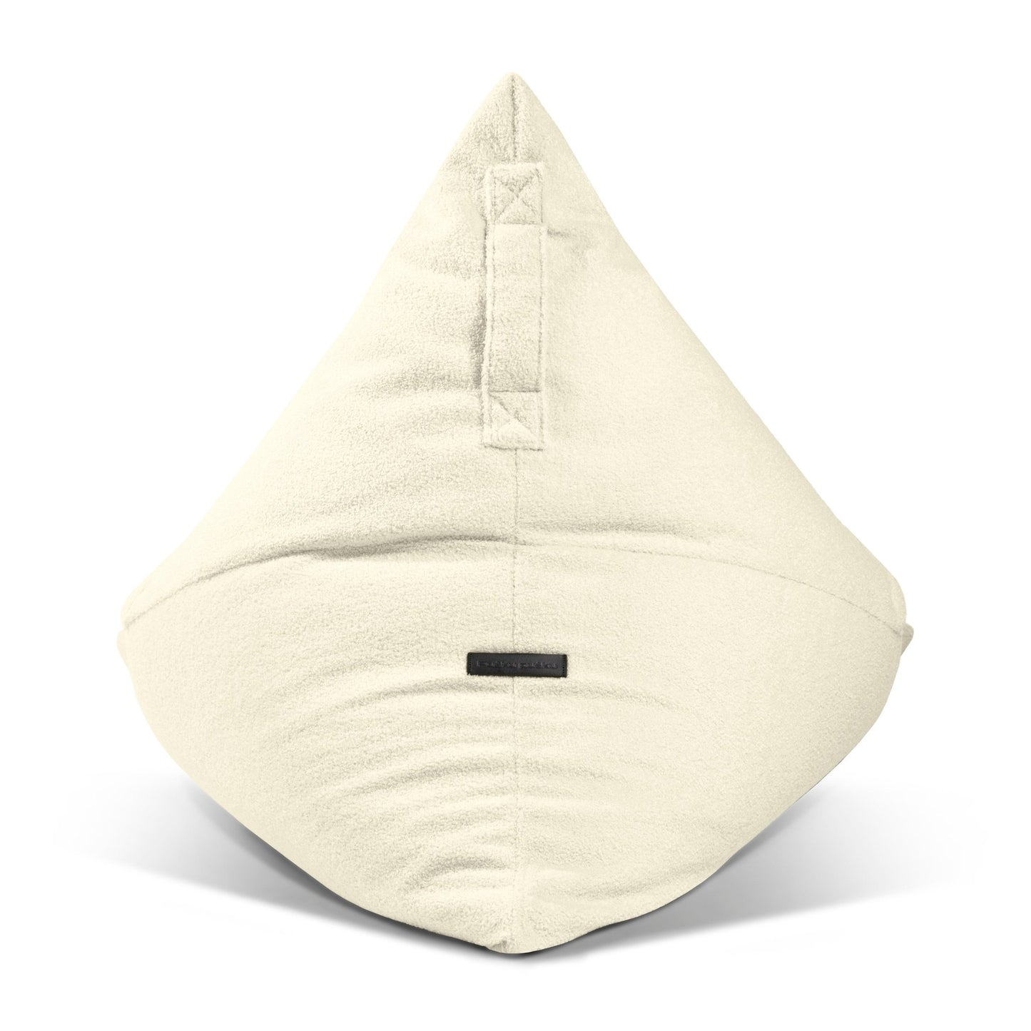 El Bean bag puff juvenil de tela borreguito 110×130×90 cm RAZZ TEDDY es de color crema, con forma piramidal, asa superior de tela y etiqueta frontal, ofreciendo un acogedor y moderno asiento sin armazón para cualquier dormitorio.