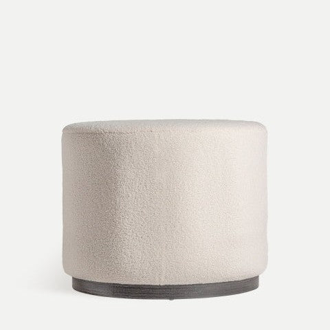 El Puff redondo en algodón Bouclé Big BATS destaca por su diseño moderno, tapizado en algodón bouclé blanco y base plana, ideal para ambientes claros y minimalistas.