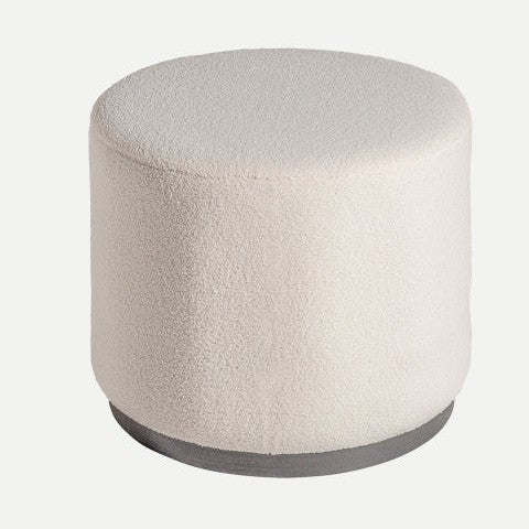El Puff redondo en algodón Bouclé Big BATS presenta un tapizado de bouclé de color crema y una base plana y oscura, que ofrece un toque moderno y un acento elegante a cualquier habitación.