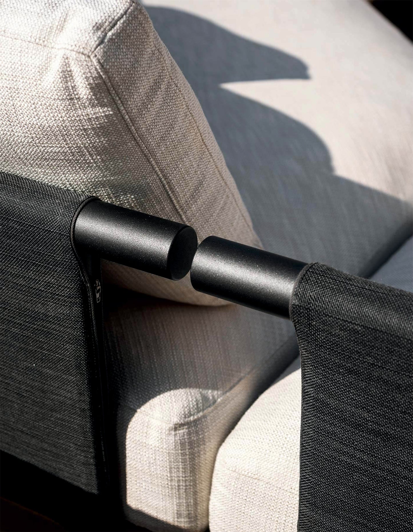 Detalle del sofá esquinero modular de exterior SAMBA, de diseño moderno en teca y aluminio gris antracita, de 90 × 90 × 64 cm.