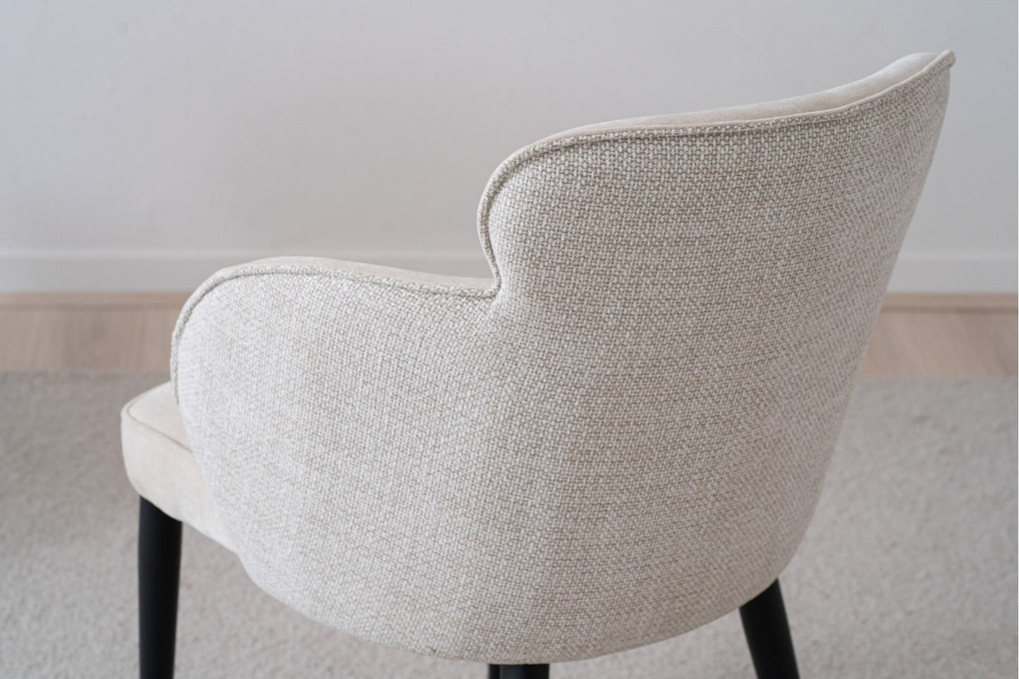 A Pack 2 Sillas de Comedor Tapizadas con Reposabrazos Oslo (Beige) está elegantemente colocado sobre una alfombra clara, mostrando la comodidad y la elegancia del diseño moderno.