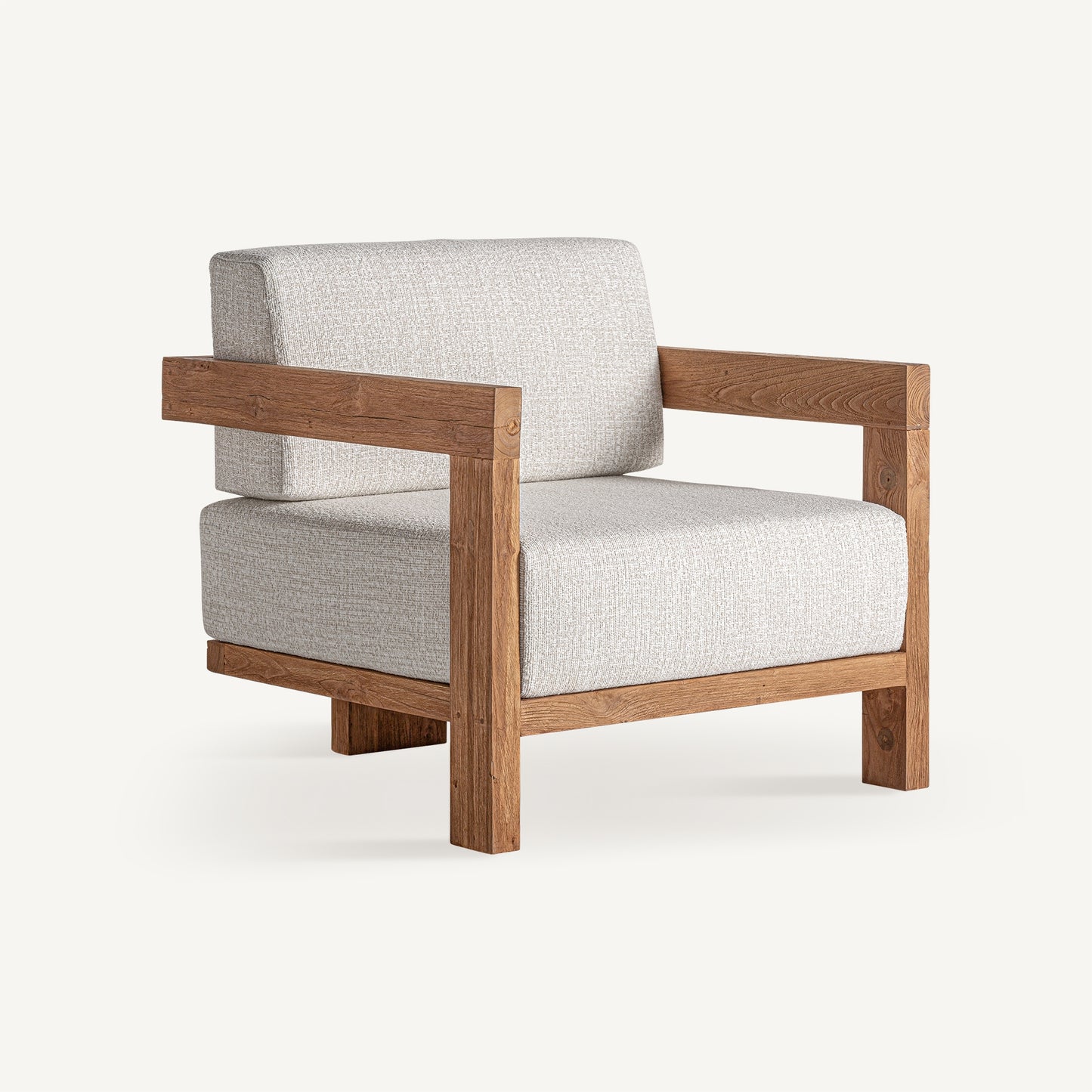 Moderno sillón de exterior TESTA de 85×85×80 cm con estructura de teca reciclada marrón y tapizado beige resistente al agua, ideal para jardín o terraza, en un entorno sencillo.