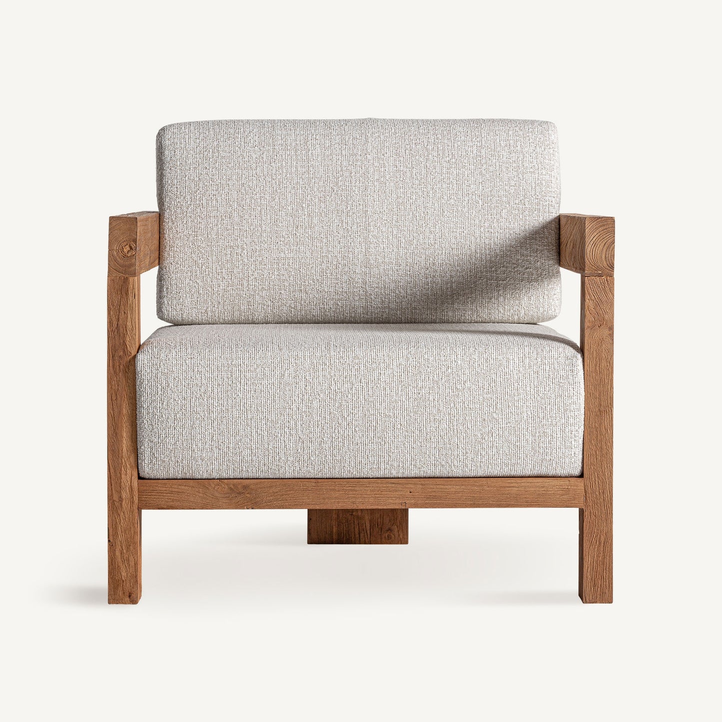 Vista frontal del Sillón de exterior TESTA, fabricado con madera de teca reciclada y tapizado impermeable de color beige (85×85×80 cm), perfecto para la vida sostenible al aire libre en su jardín o terraza.