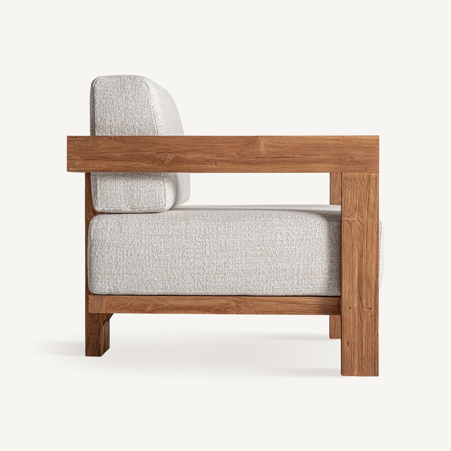 Vista lateral del TESTA Sillón de exterior: un sillón contemporáneo con tapicería impermeable de color beige y un sólido armazón y patas de madera de teca reciclada, ideal para jardín o terraza (85×85×80 cm).