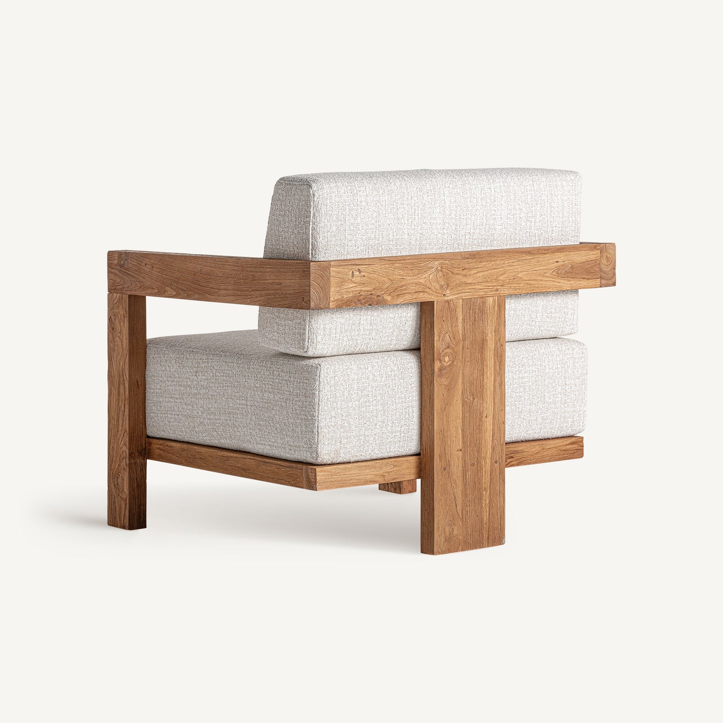 El alféizar de exterior TESTA presenta un tapizado beige resistente al agua y estructura de teca reciclada marrón (85×85×80 cm), diseño contemporáneo ideal para jardín o terraza, mostrado en ángulo sobre fondo blanco.