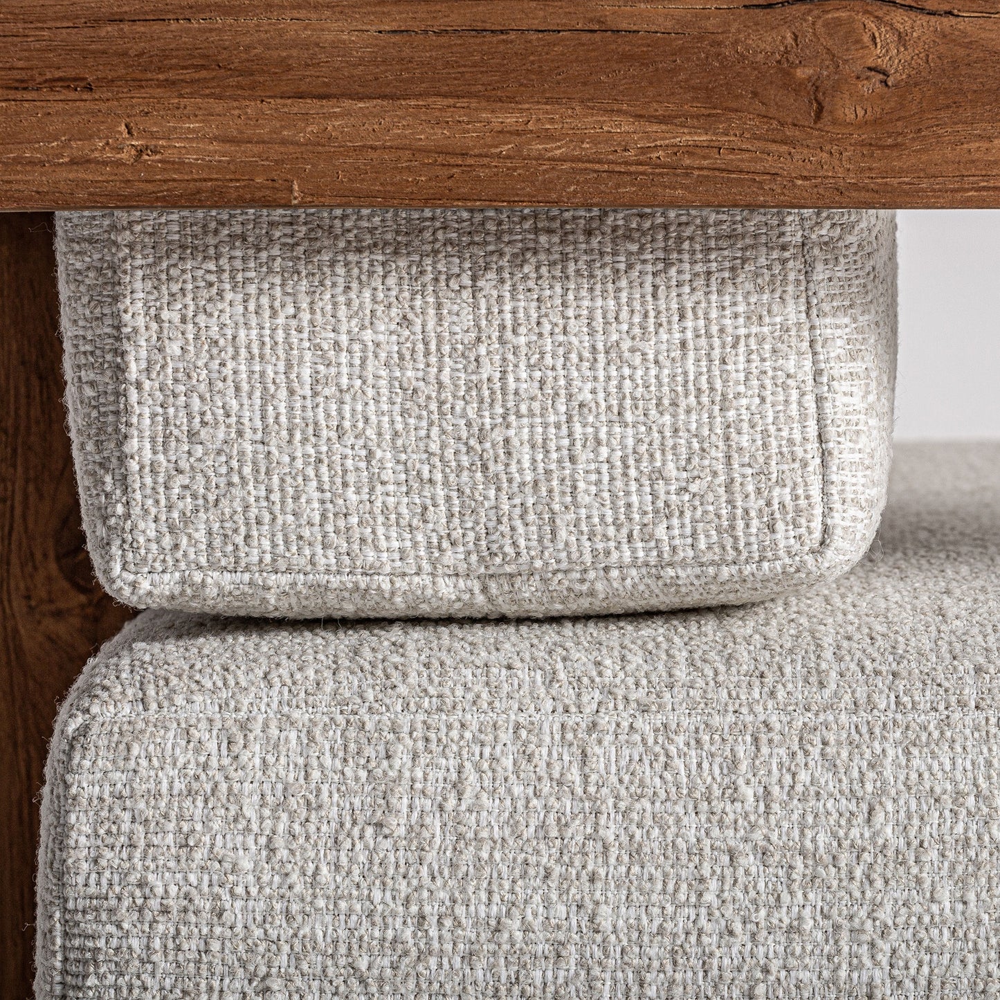 Primer plano de un cojín impermeable beige en el sillón de exterior TESTA teca reciclada marrón, 85×85×80 cm, destacando el tejido de la tela y la teca reciclada sostenible para un estilo moderno de exterior.