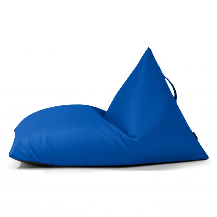 Un puff infantil triangular azul con asa trasera, el RAZZY PROFUSE puff de tejido ignífugo extra suave (75×110×65 cm), moderno y ergonómico para niños, sobre fondo blanco.