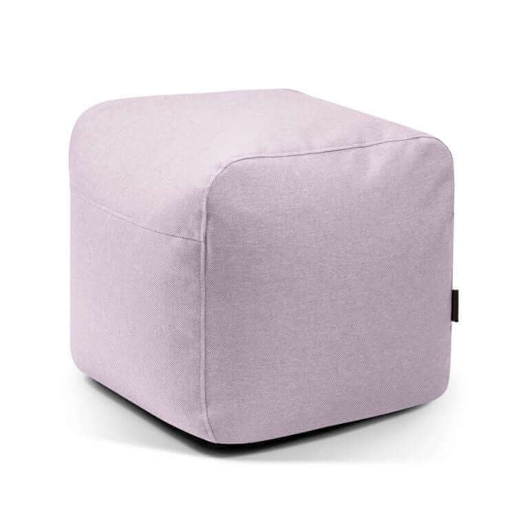 El Pouf Plus 50 Riviera es un puf cuadrado de color morado claro con bordes suavemente redondeados, fabricado en tejido duradero y resistente a las manchas, perfecto como asiento adicional para exteriores. Su elegante diseño destaca sobre un fondo blanco.